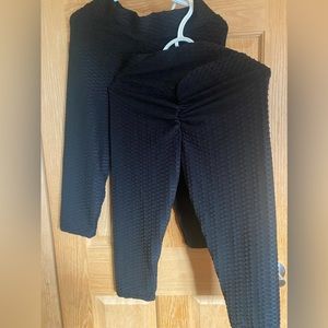 2 black TikTok scrunch bum crop leggings